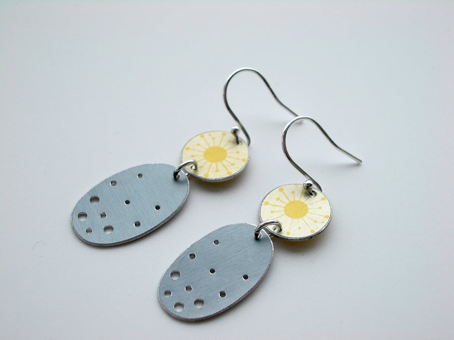 Starburst earrings in yellow with grey ovals