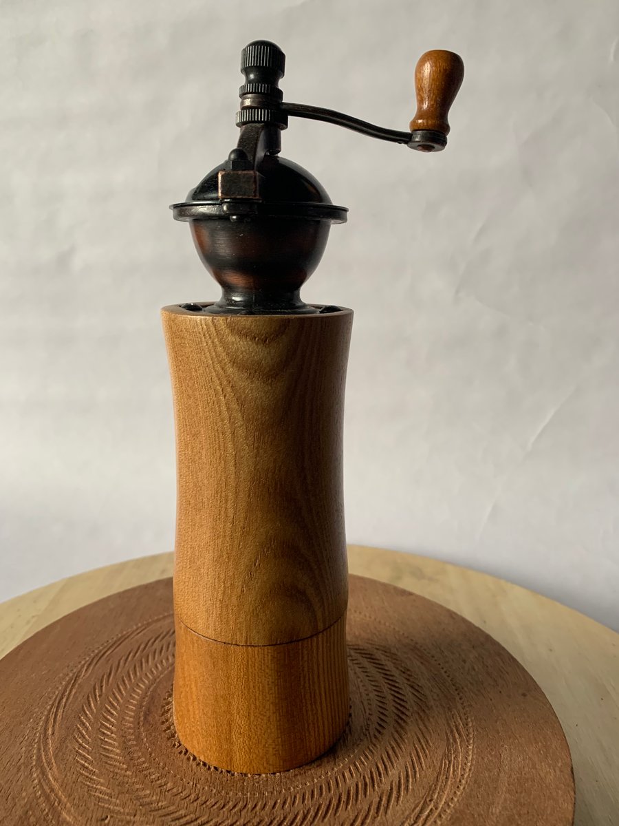 Pepper grinder in beech