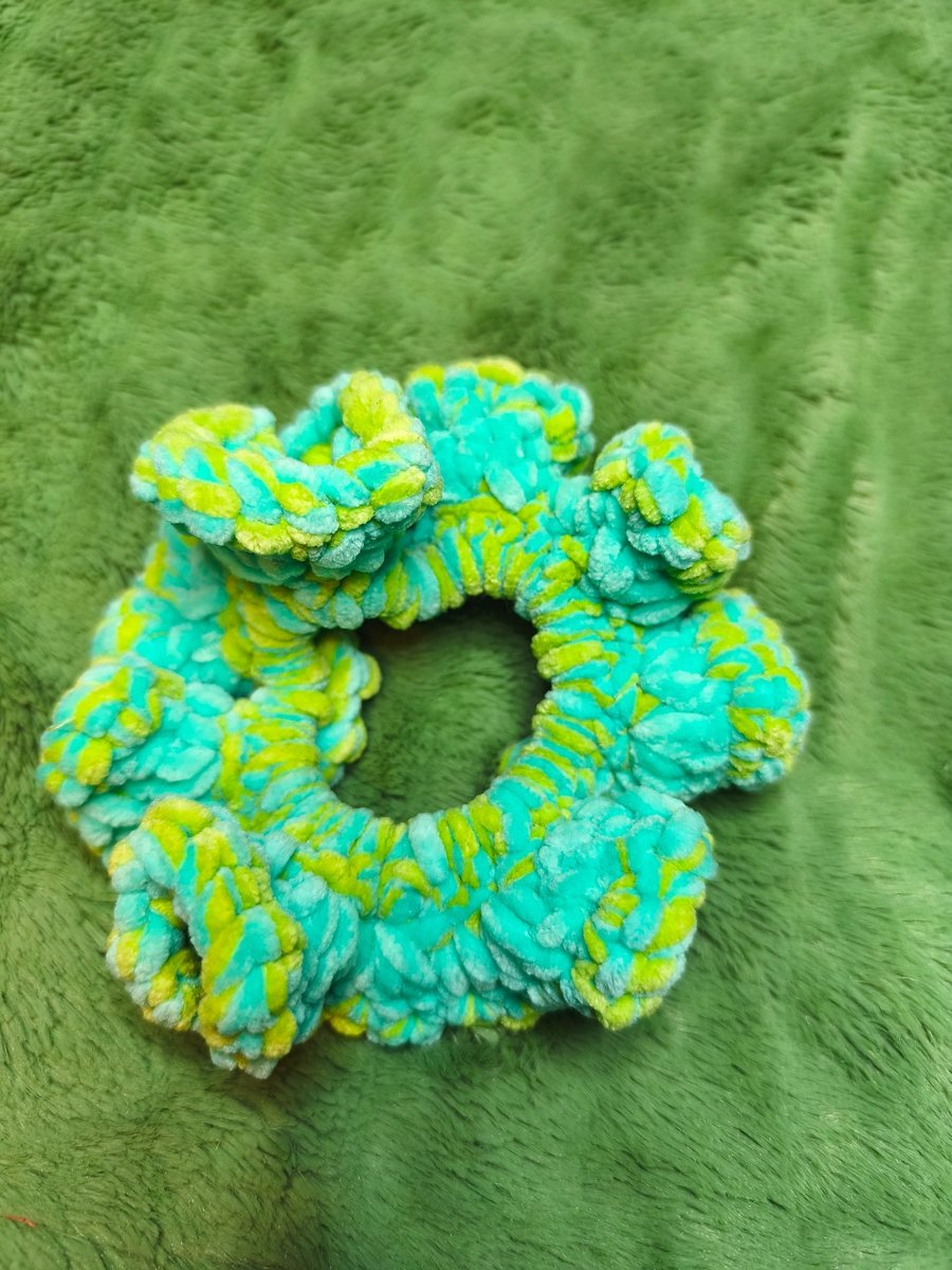 Spearmint & Avocado Large Yarn Mix Scrunchies Hair Ties