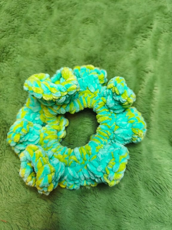 Spearmint & Avocado Large Yarn Mix Scrunchies Hair Ties