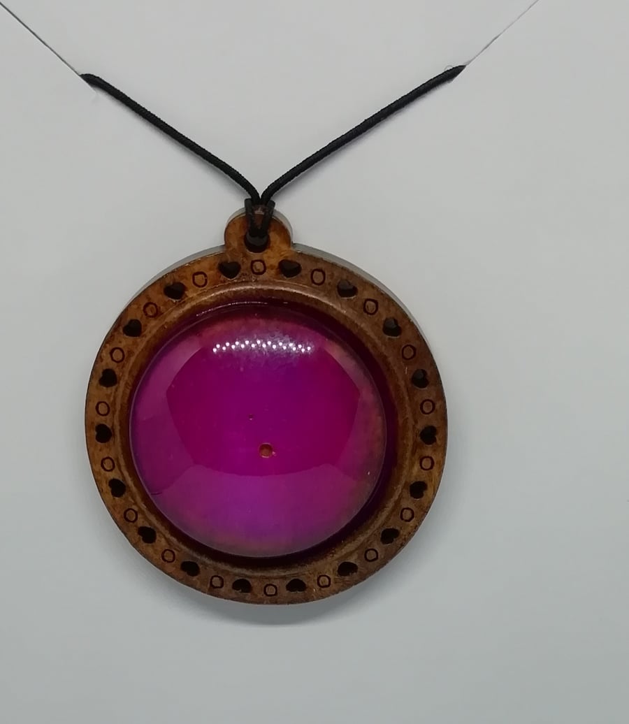 Pearlescent wooden pendant 
