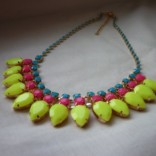 YELLOW, FUCHSIA, TURQUOISE AND GOLD - BIB STYLE NECKLACE.  1028
