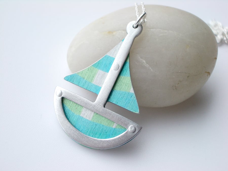 Boat pendant necklace in turquoise and green SLIGHT SECOND