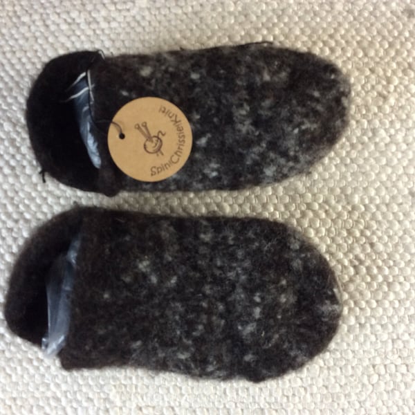 Natural clog slippers