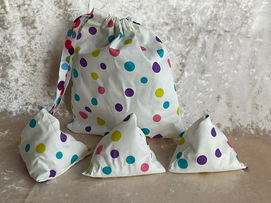 DANCING DOTS  3  LITTLE BEAN BAGS RICE FILLED THROWING OR JUGGLING GAME & BAG