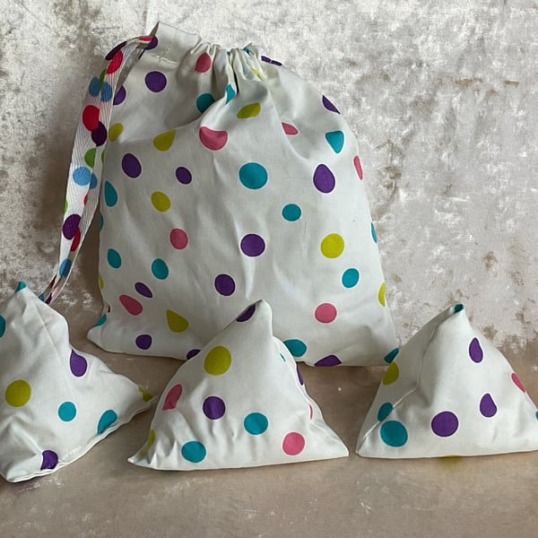 DANCING DOTS  3  LITTLE BEAN BAGS RICE FILLED THROWING OR JUGGLING GAME & BAG