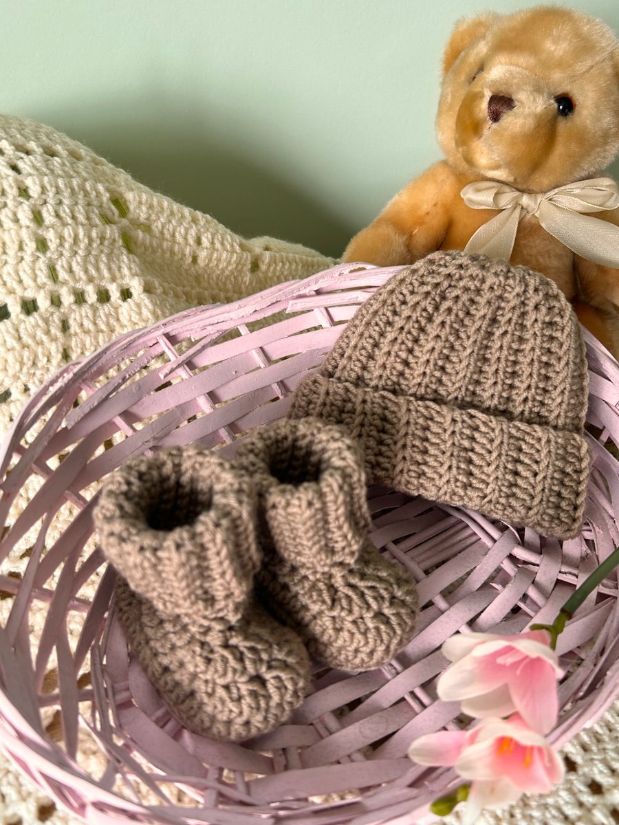 0-3 month hat & bootie Baby Keepsake Set