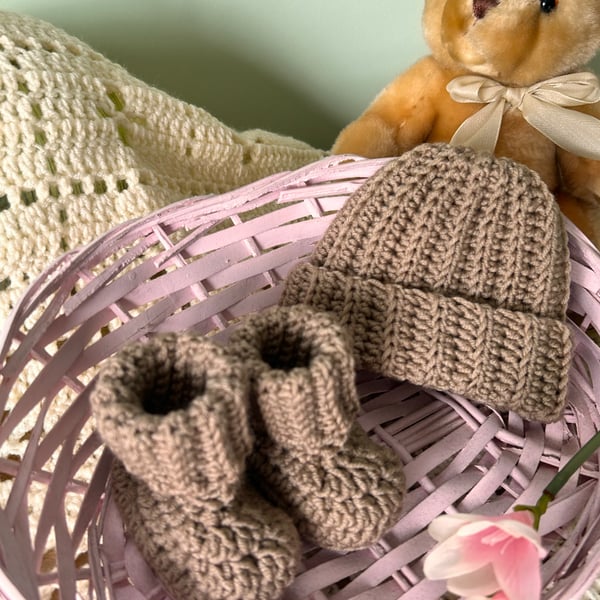 0-3 month hat & bootie Baby Keepsake Set