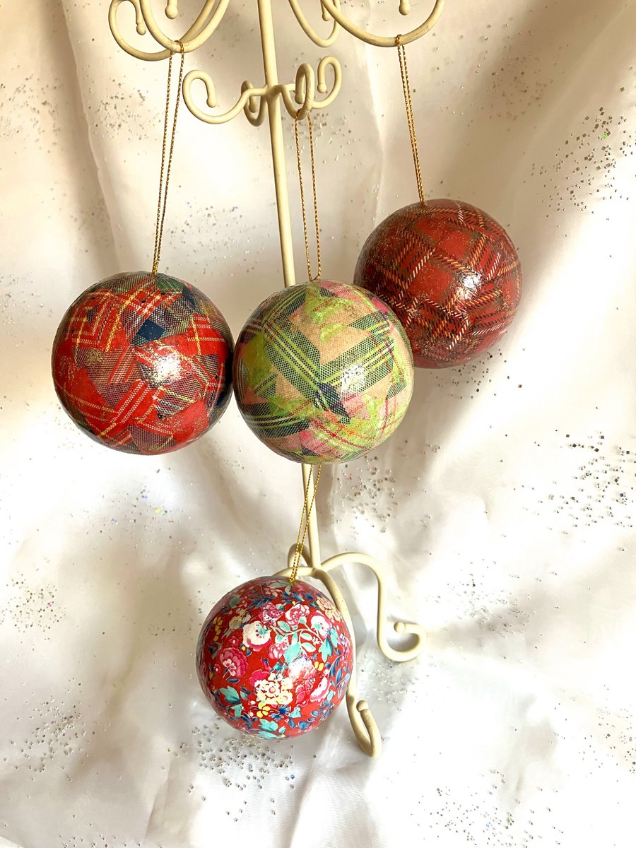 4 decopatch Christmas baubles 