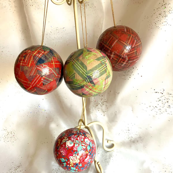 4 decopatch Christmas baubles 