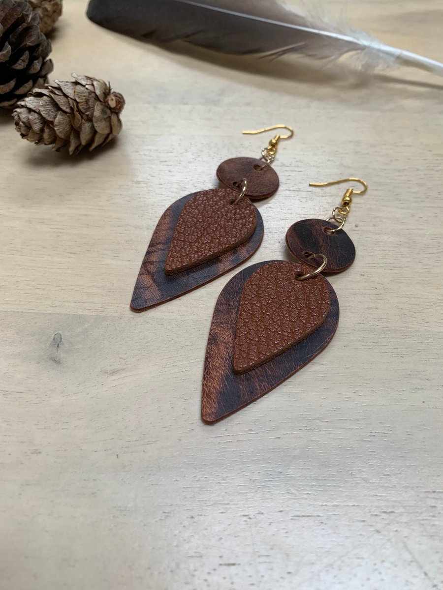 Leather earrings in brown tones 