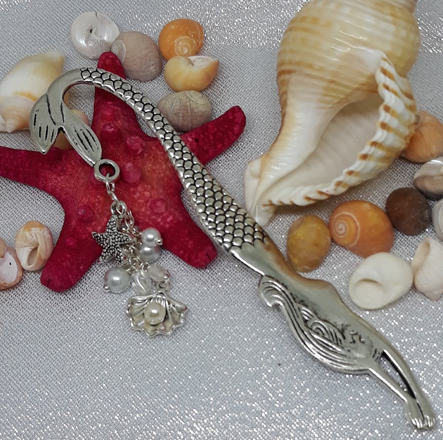 MM61 Mermaid bookmark with shell, starfish and heart beads.