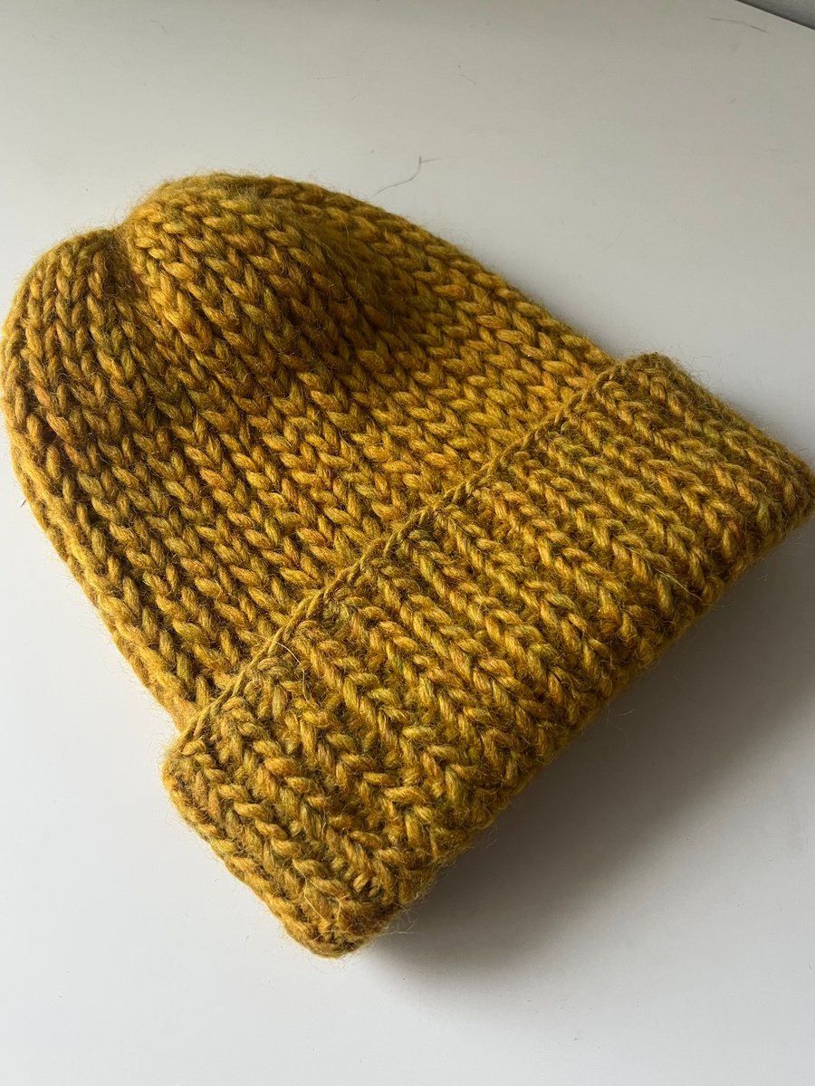 Warm hat made of 100% wool. Size 56 cm. Hand knitted.