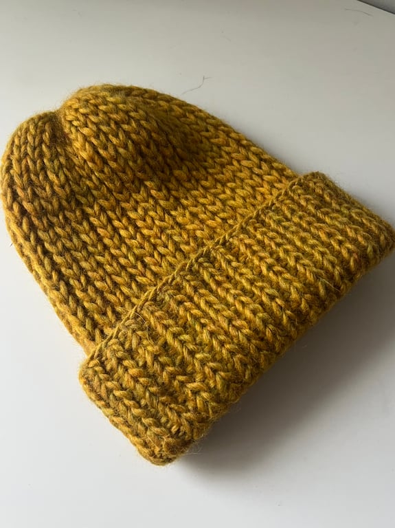 Warm hat made of 100% wool. Size 56 cm. Hand knitted.