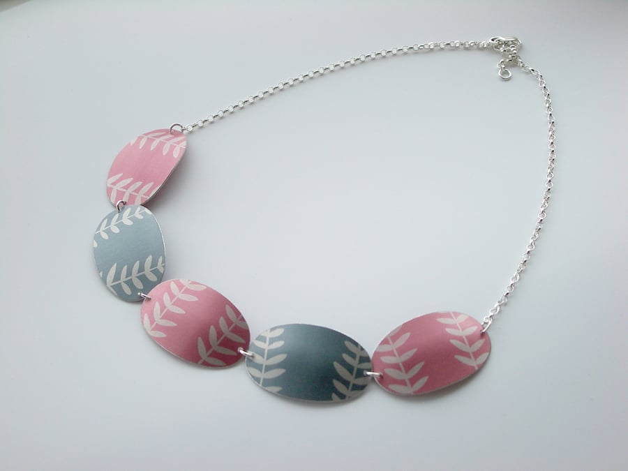 Leaf necklace in pink and grey