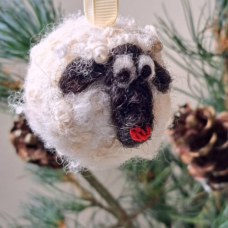 Sweet pure wool sheep bauble pet and children safe natural and sustainable. N7