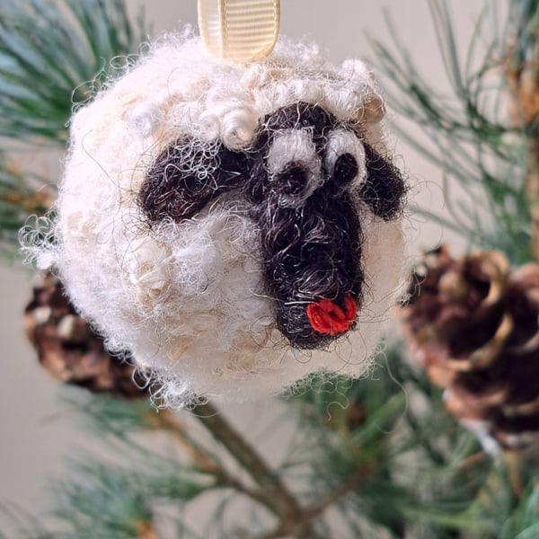 Sweet pure wool sheep bauble pet and children safe natural and sustainable. N7