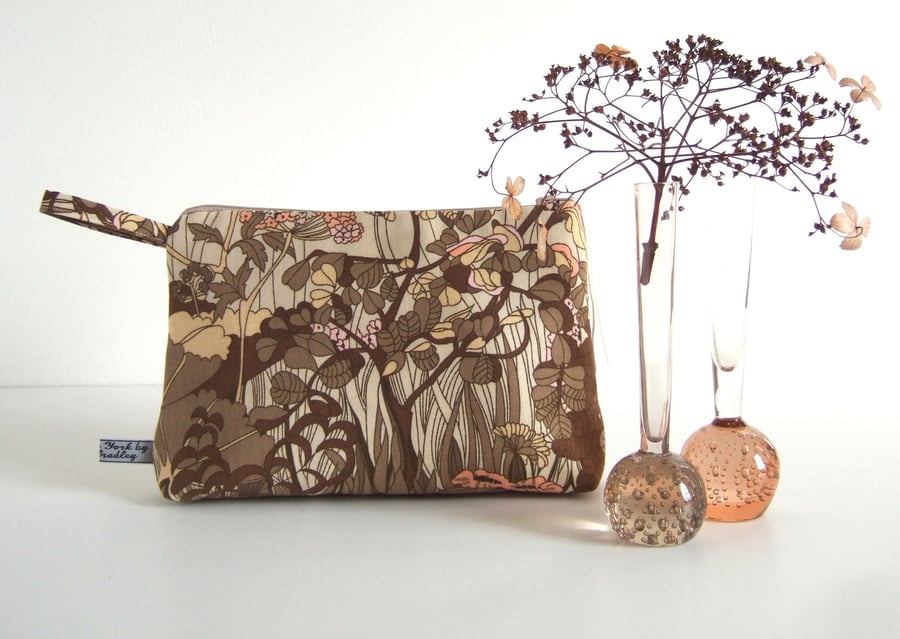 Hedgerow design vintage fabric toiletries, make up or storage bag.