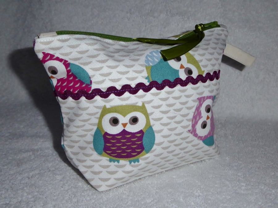 Owl Print Zipped Purse. Fully Lined with Gusset and Zip Pull. Ric rac trim.