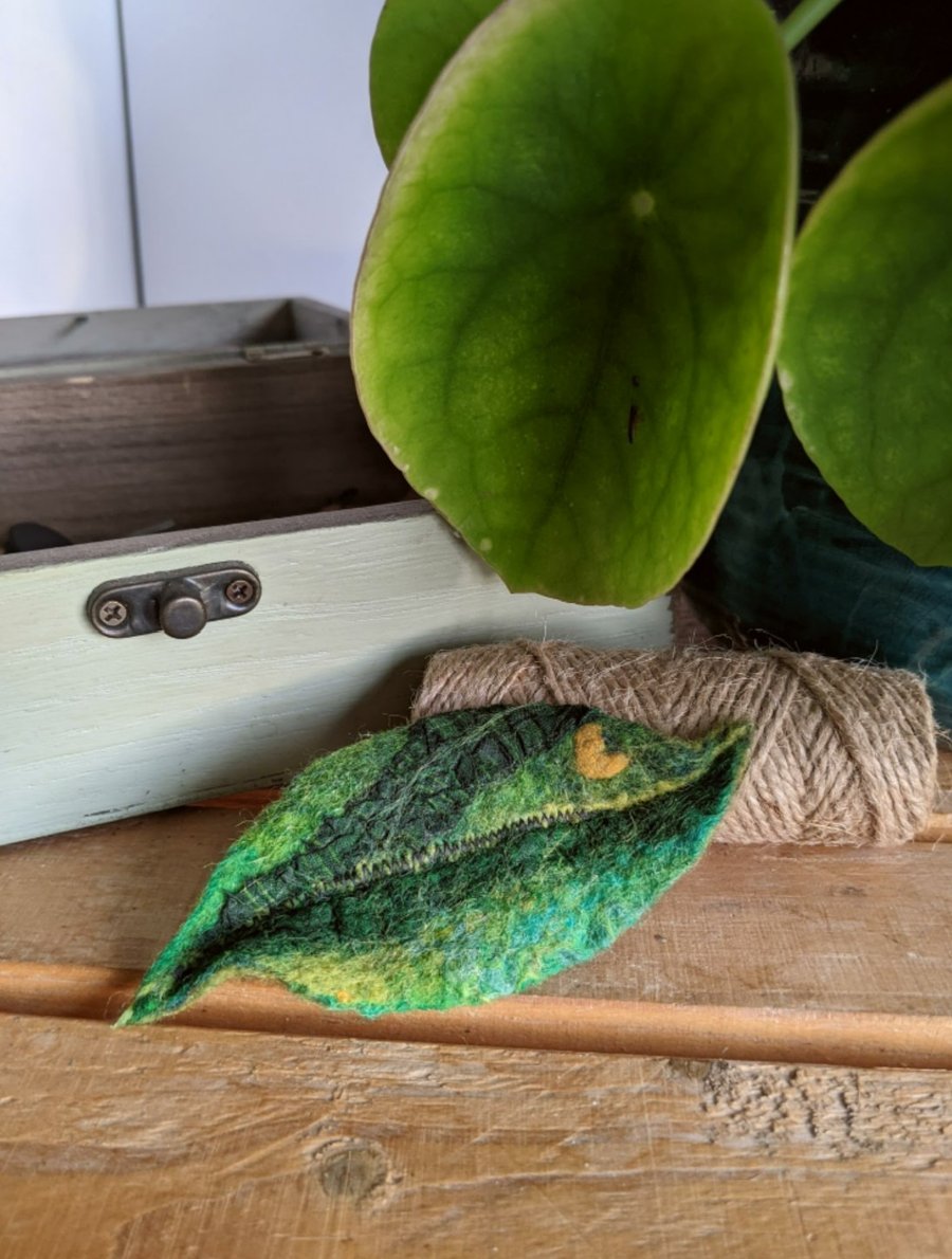 Felted leaf brooch : shades of forest green