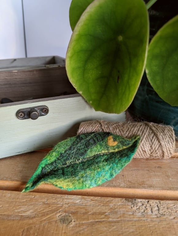 Felted leaf brooch : shades of forest green