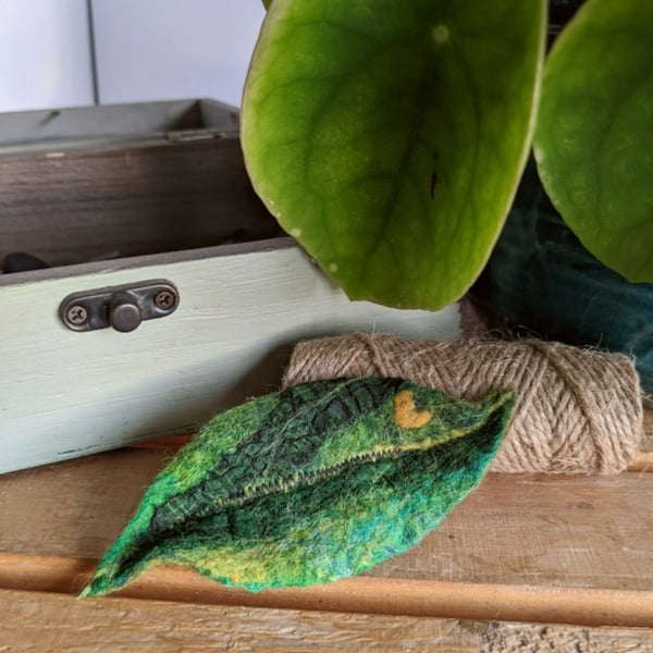 Felted leaf brooch : shades of forest green