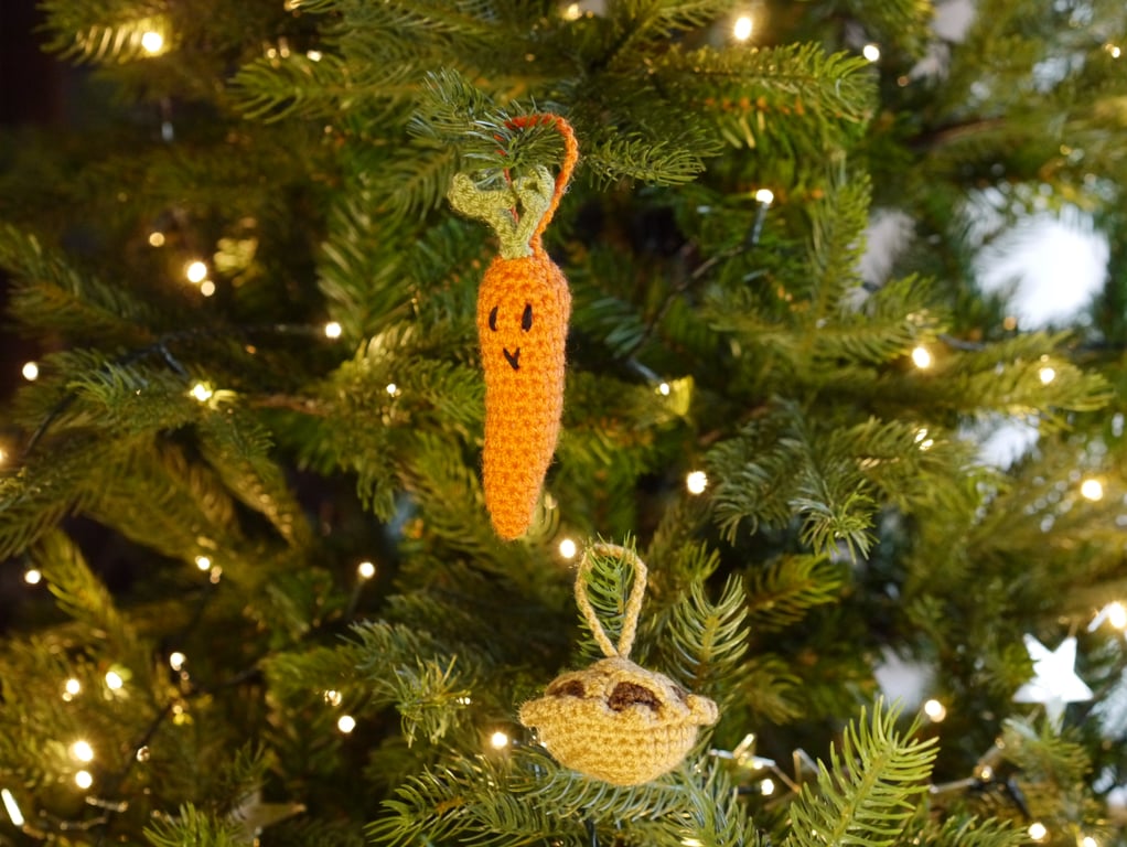 Crochet mince pie and carrot decoration set. 