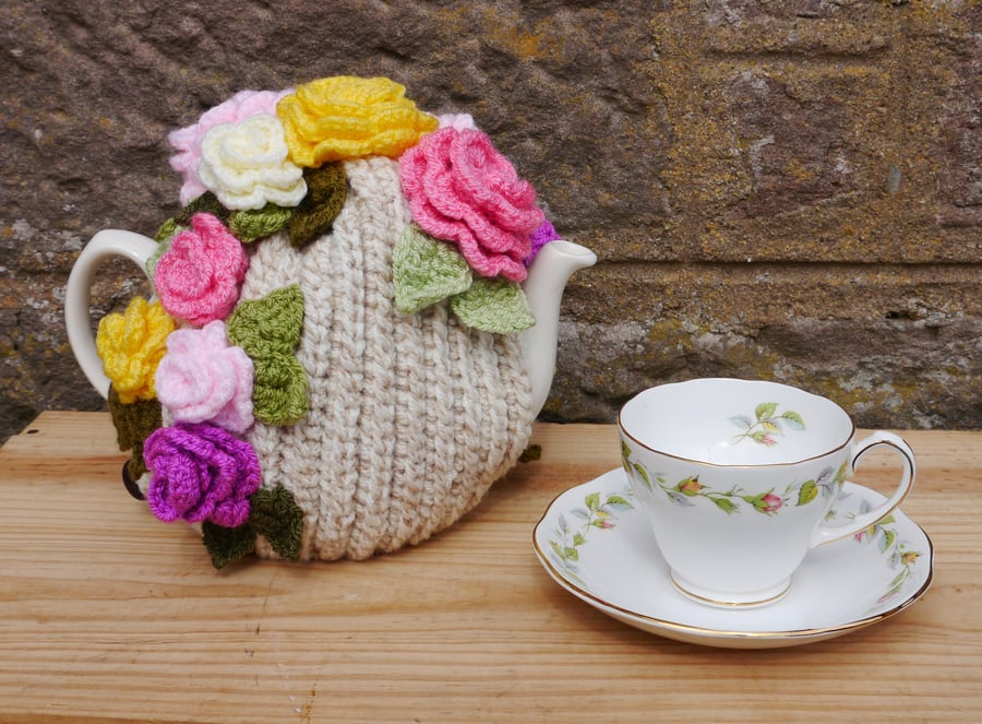 Crochet Tea Cosy, coming up roses. 