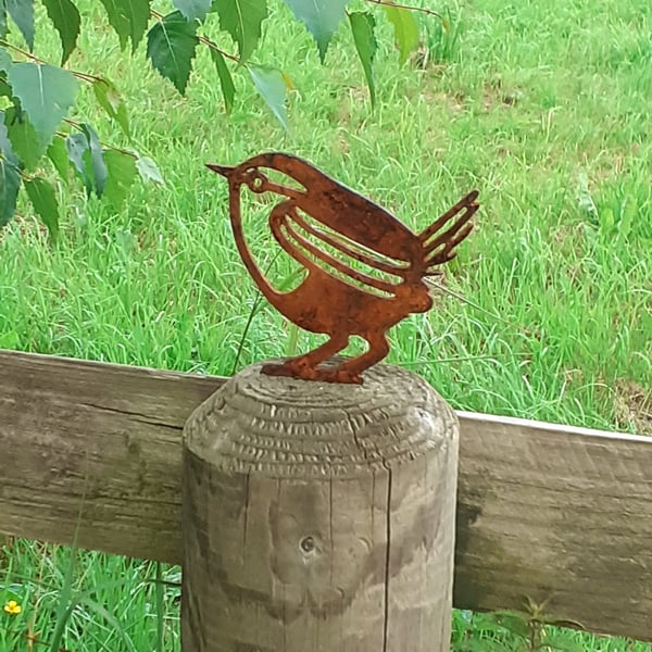 Rusty Metal Wren Bird Fence Post Topper Garden Ornament