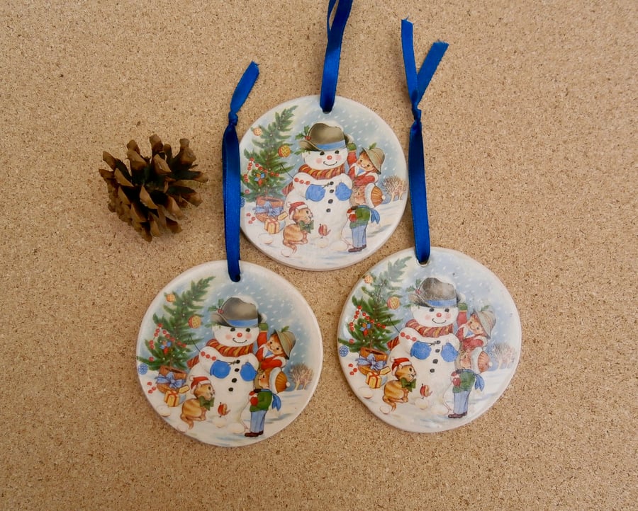 Snowman hanging Christmas ornament with robin - ceramic Home decor 1LL