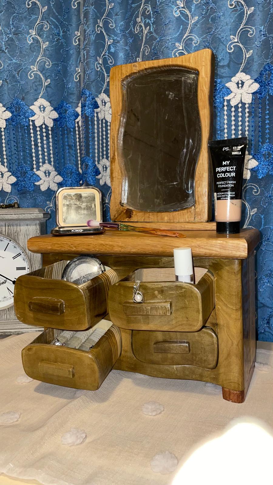 Dresser with Mirror – Retro Elegance and Timeless Charm