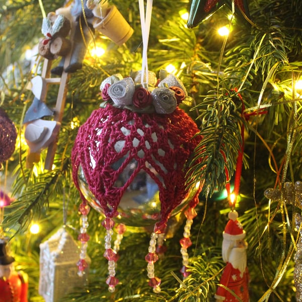 Christmas bauble silver and dark pink crochet lace vintage style, Z3