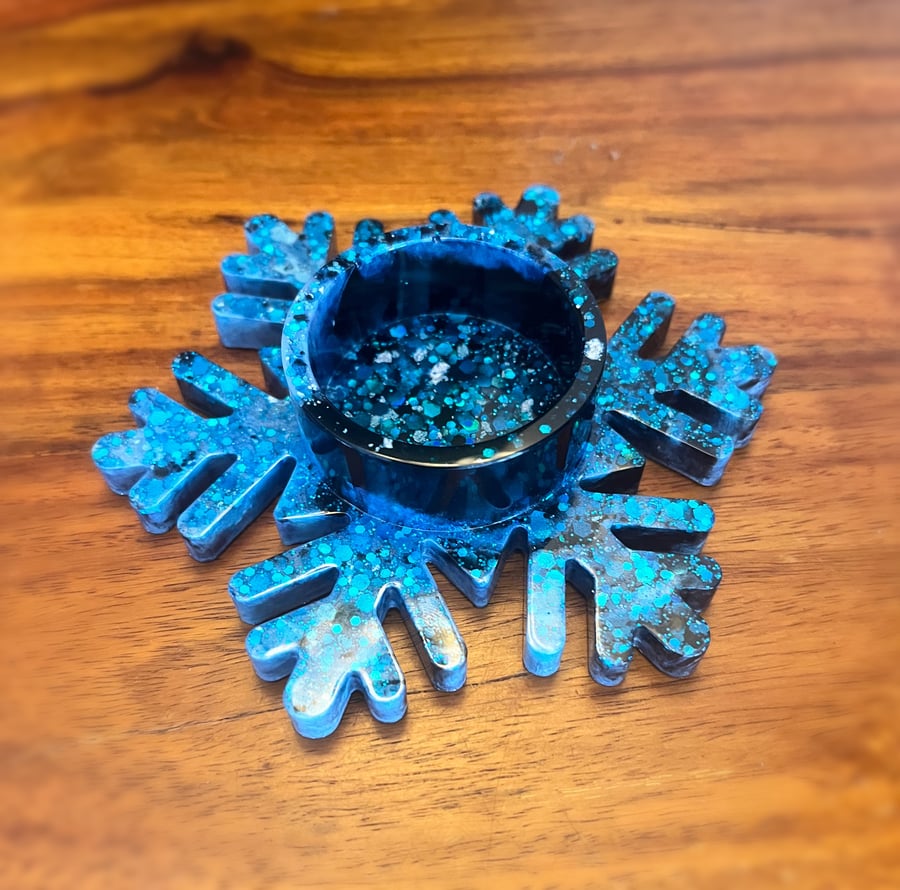 Snowflake tea light holder
