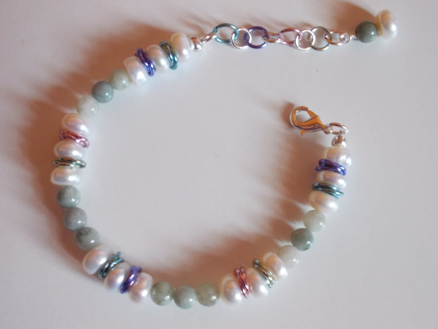 Button pearl and jadeite bracelet