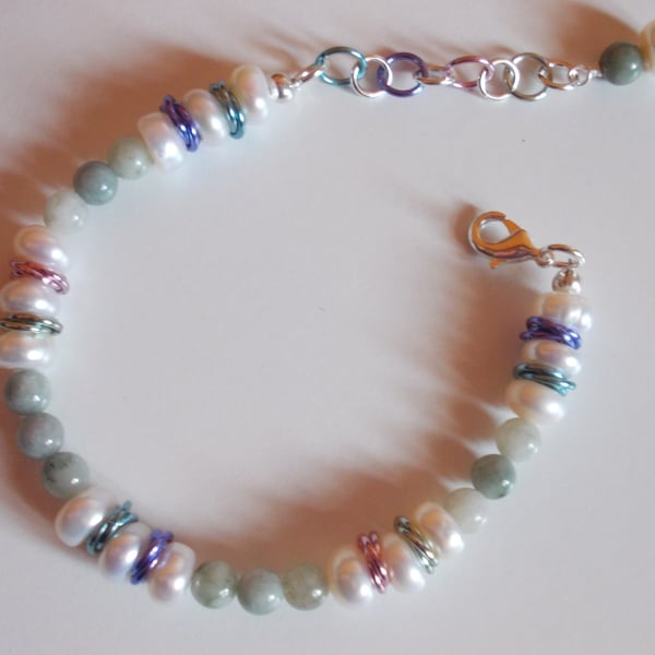 Button pearl and jadeite bracelet