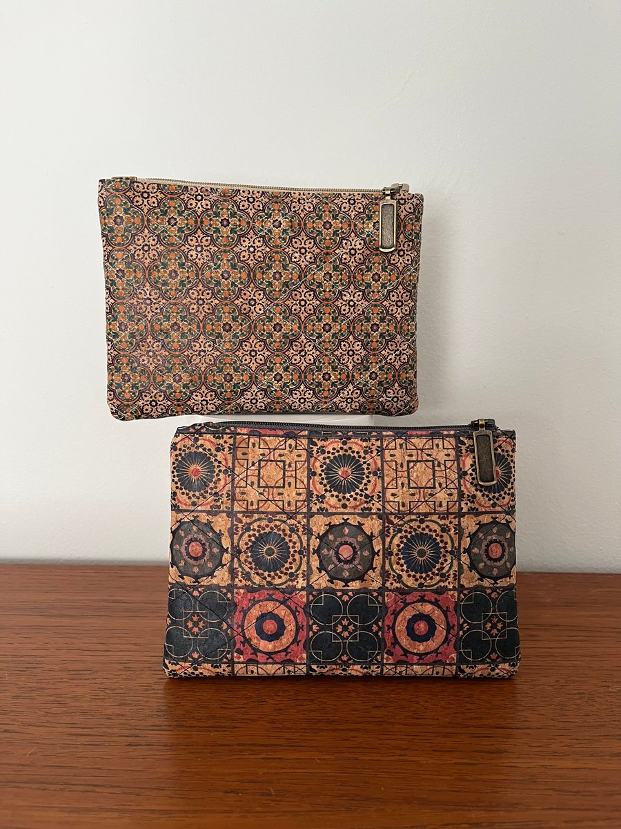Handy zipped pouch made from cork