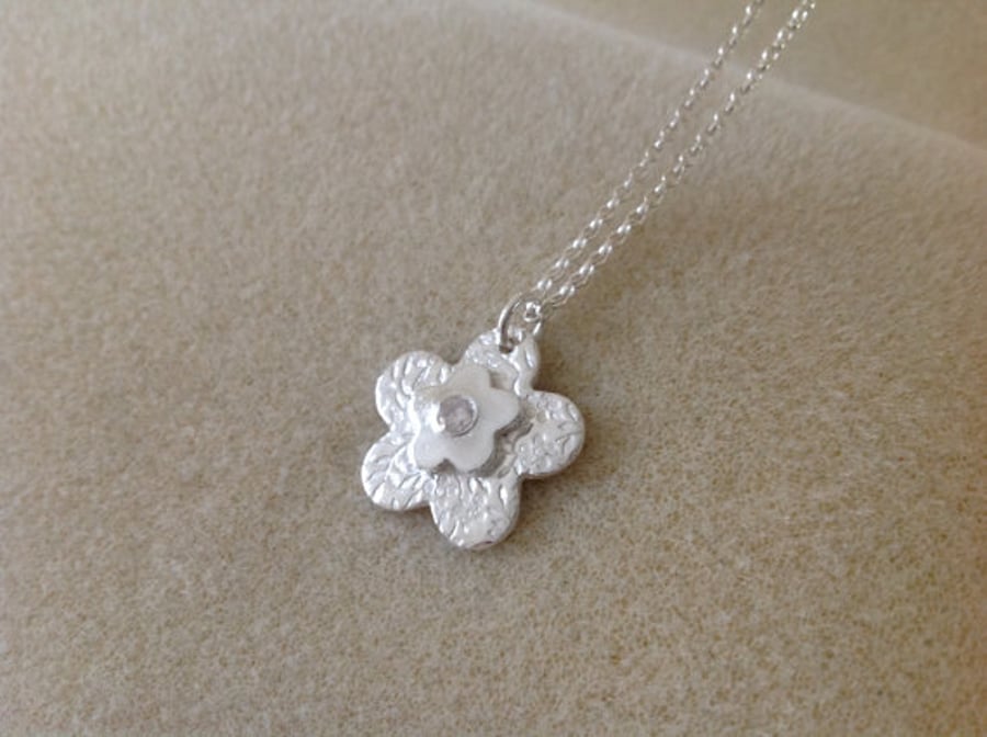 Fine silver textured flower stone set pendant necklace