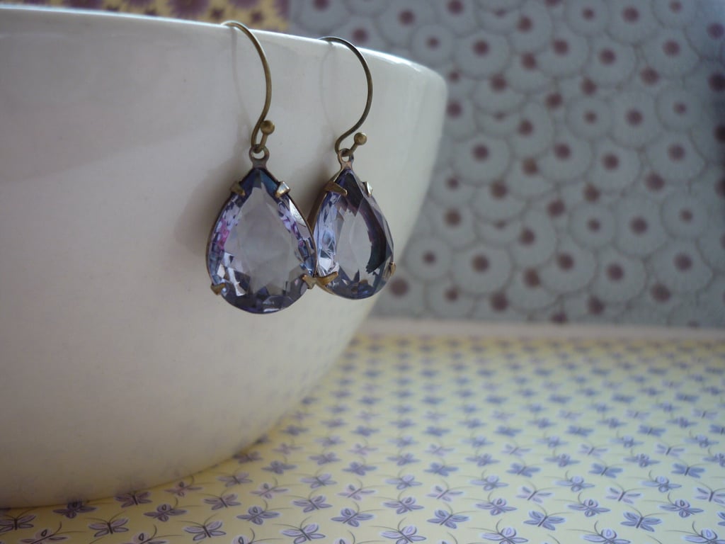 LIGHT AMETHYST PURPLE AND PATINA BRASS, VINTAGE RHINESTONE EARRINGS.  942