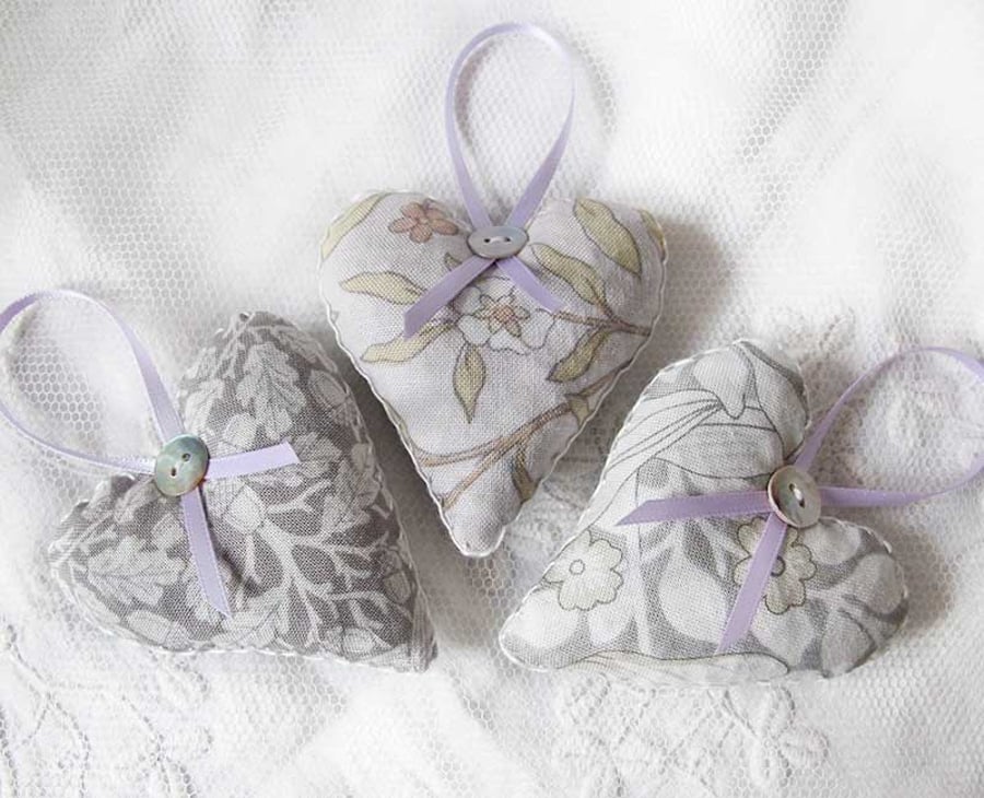 SET OF 3 WILLIAM MORRIS LAVENDER BAGS - HEART SHAPED 