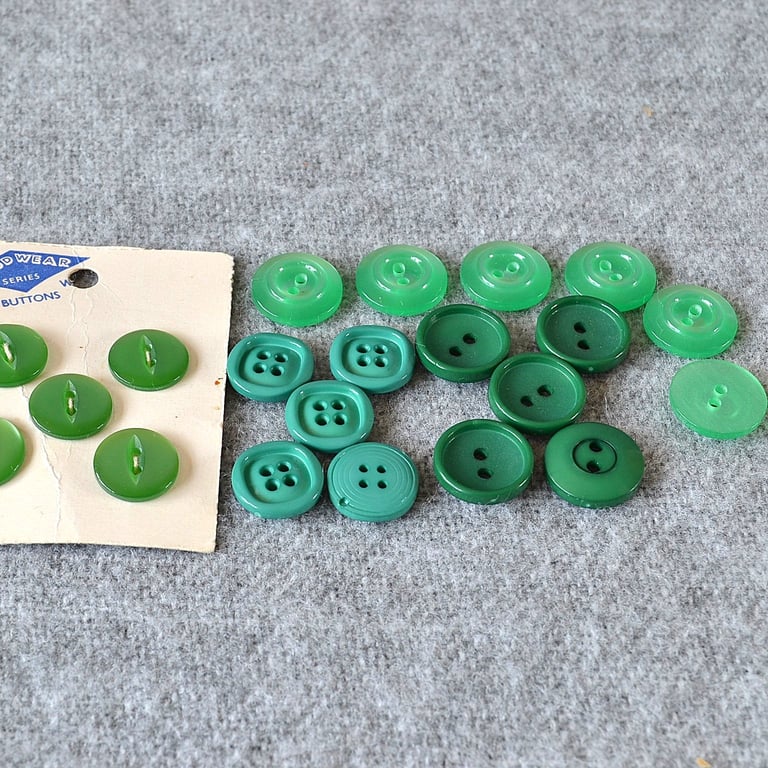 DESTASH: Vintage Green Plastic Buttons – Mixed Lot