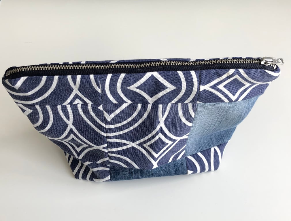 Knitting notions pouch, blue zipped pouch, recycled fabric pouch, blue denim