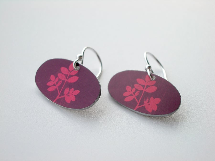 Leaf earrings in plum red 