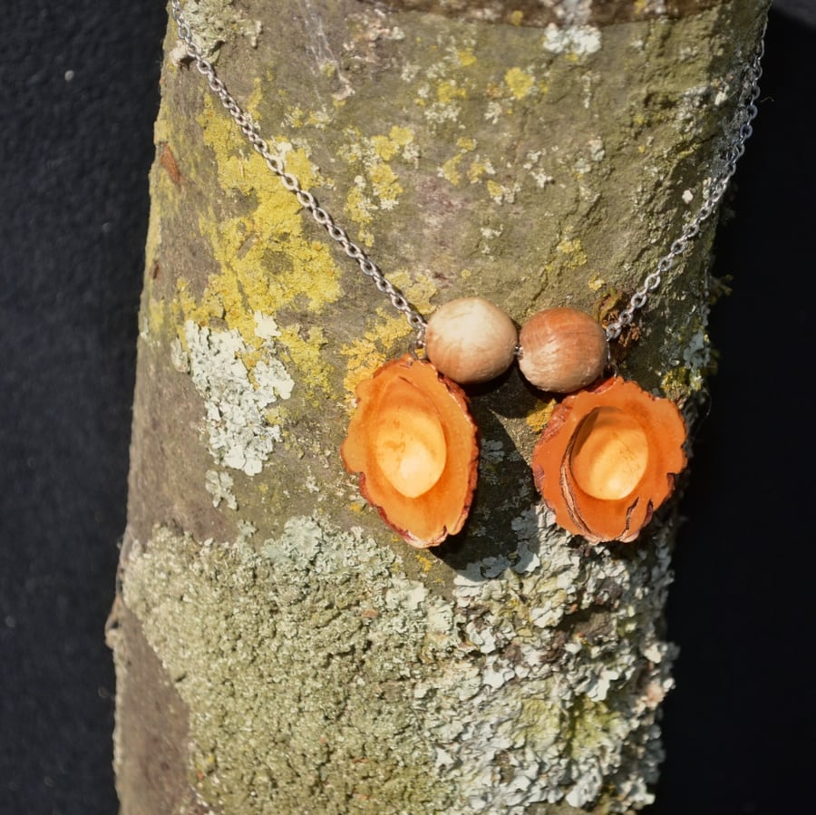 Nectorine and wooden beads necklace.