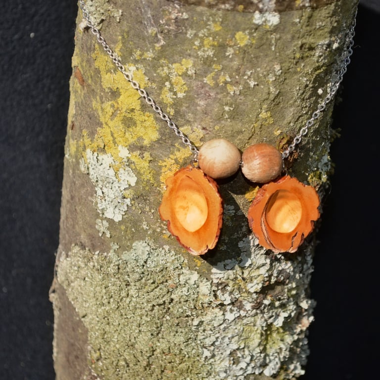 Nectorine and wooden beads necklace.