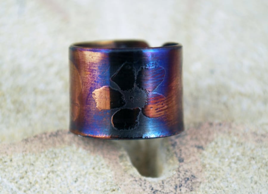 Etched surgical steel flower Ring - Adjustable size - multi coloured steel