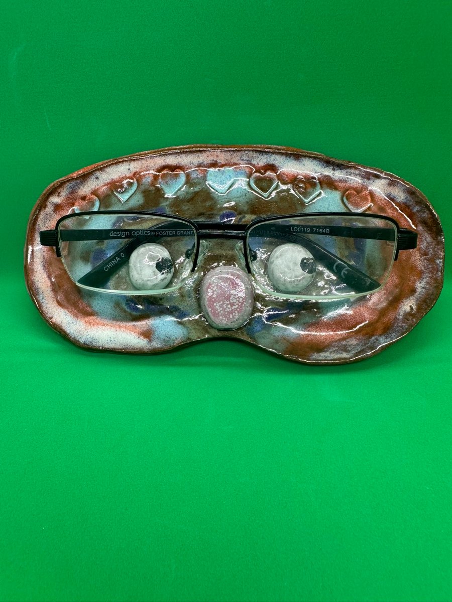 Quirky ‘peeper keeper’ for holding spectacles