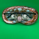 Quirky ‘peeper keeper’ for holding spectacles