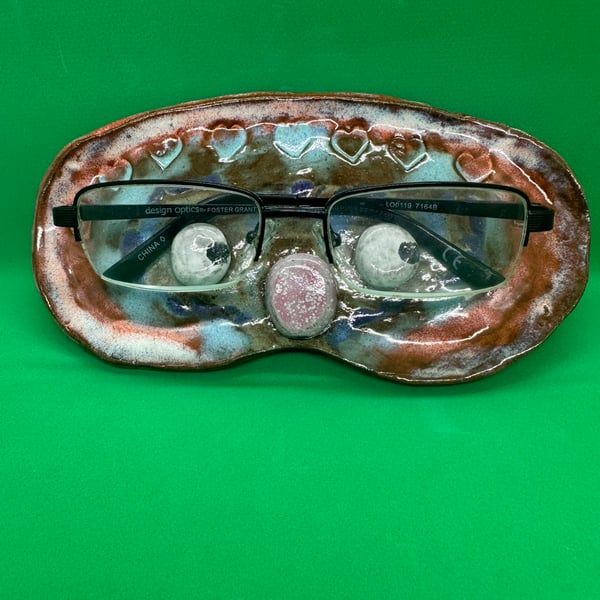 Quirky ‘peeper keeper’ for holding spectacles