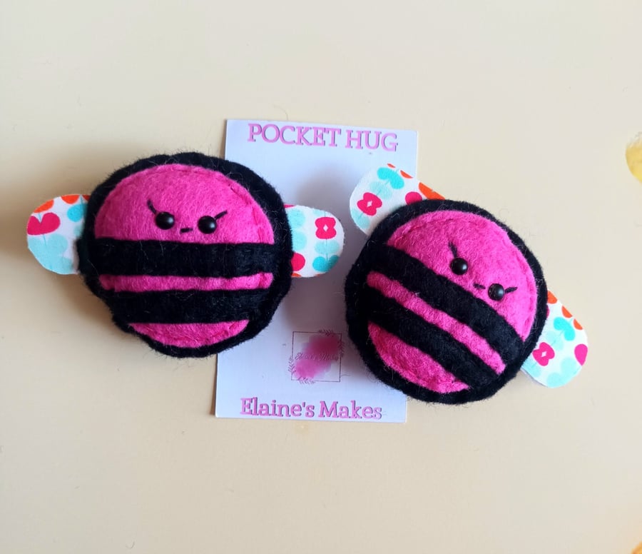 Wool Blend Felt 'Bumble bee' Pocket Hug & pocket hug card gift set (pink)
