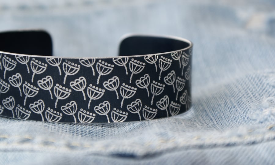 Dark grey aluminium cuff - seed head pattern